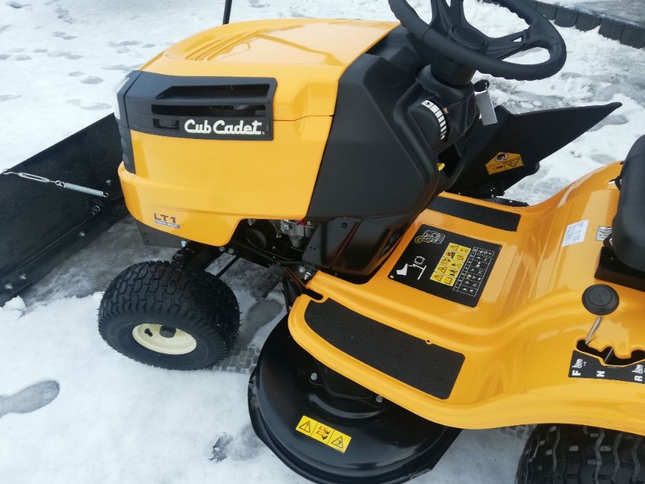 Traktor ogrodowy z pługiem śnieżnym 16KM pompa oleju Cub Cadet LT1NS96