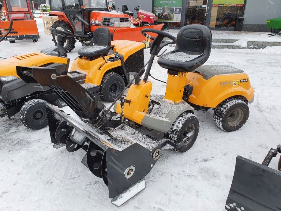 Traktor z pługiem odśnieżarka Akcja zima z Trak-Tom Sprzęt różnej mocy